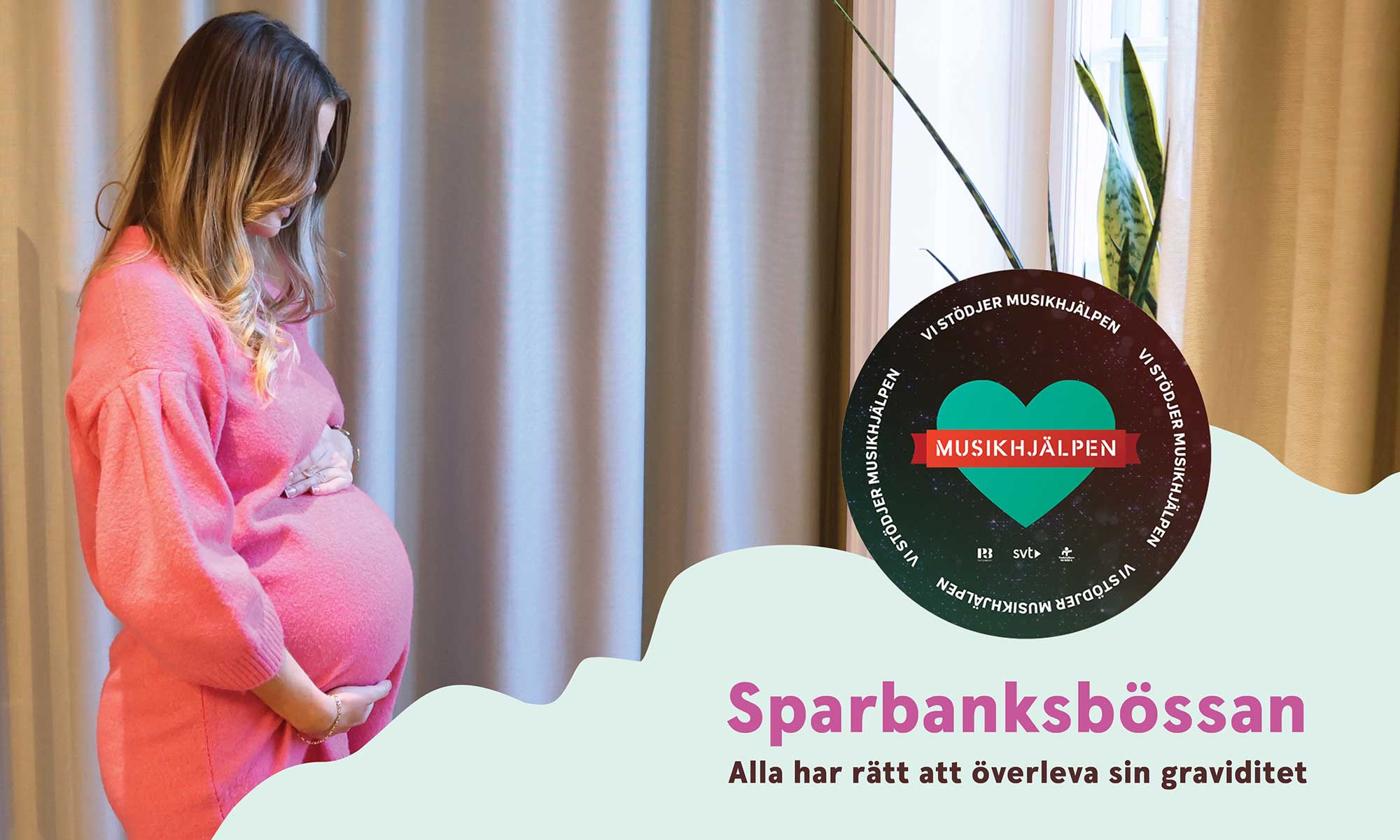 Gravid kvinna står och tittar ner på magen och brevid syns musikhjälpens logotyp.