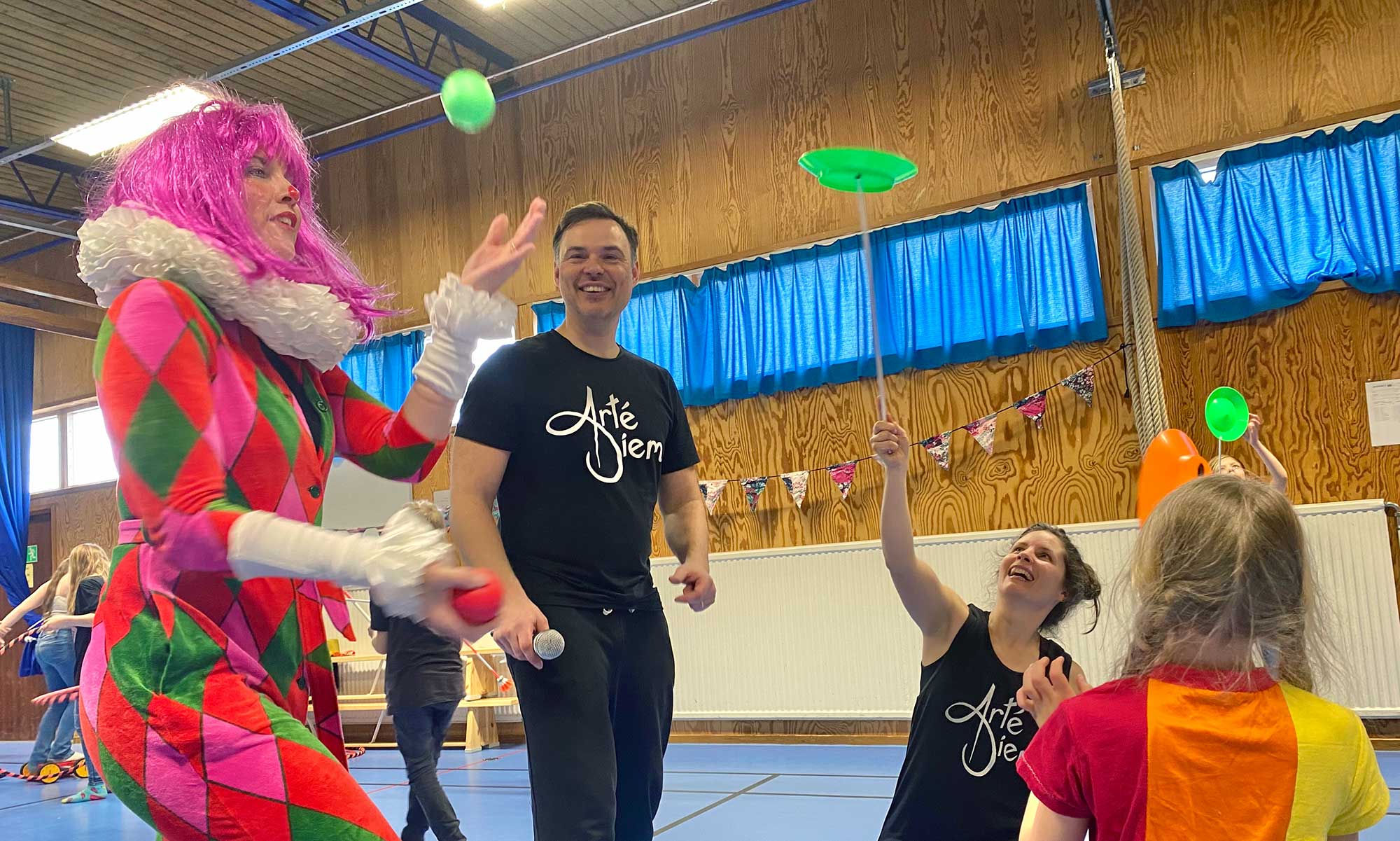 Cirkus- och akrobatikgruppen Cirque Arté Diem gör cirkuskonster på Långaröds skola och fritidshem i Hörby.