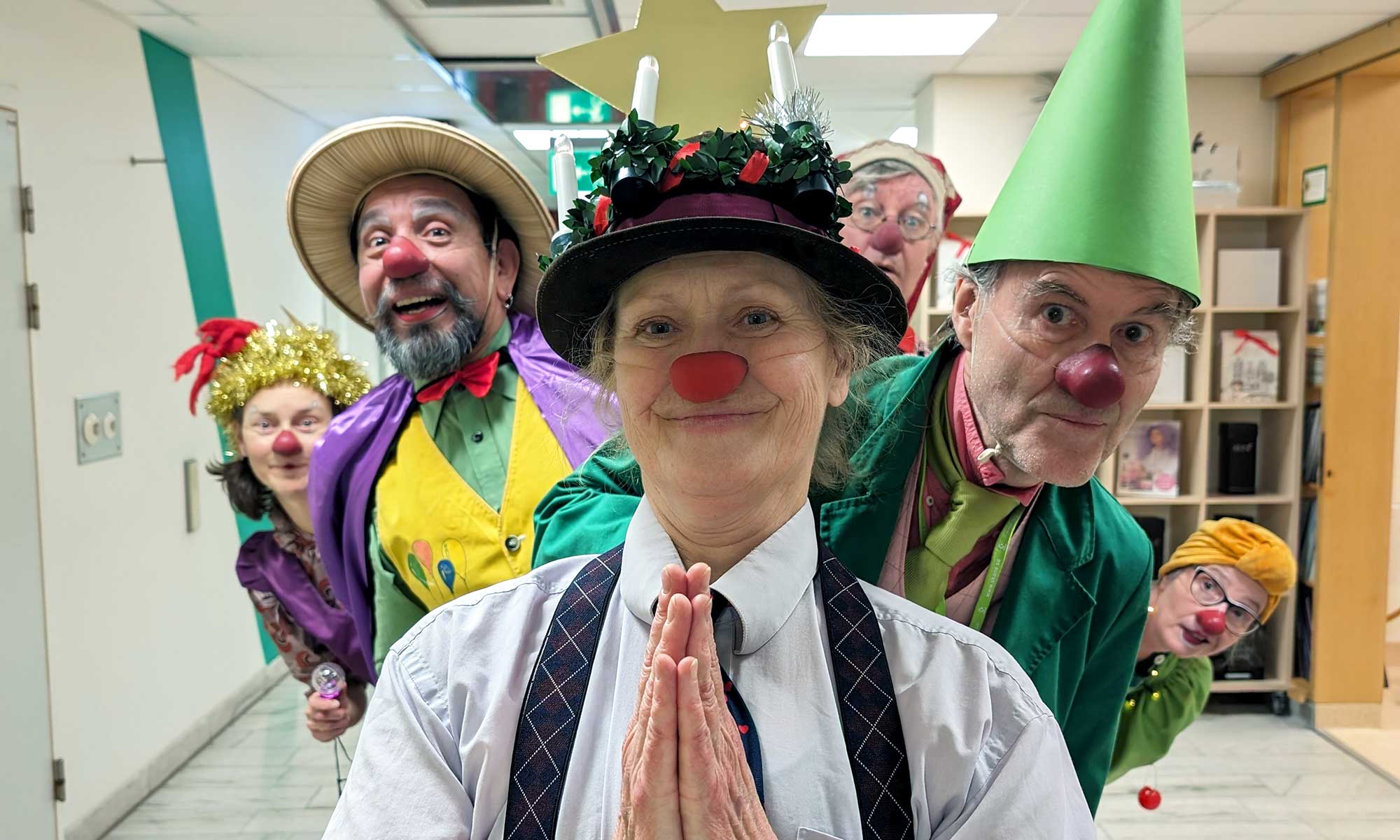 Clowner som går luciatåg på barnklinik i Skåne. 